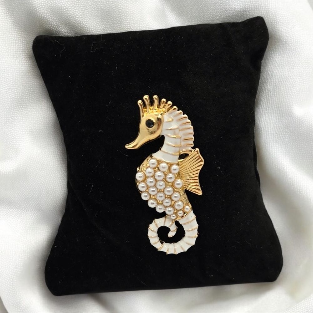 Shiny Gold Pearl Seahorse Brooch Pin White Enamel Nautical Beach Ocean Jewelry - Picture 4 of 5